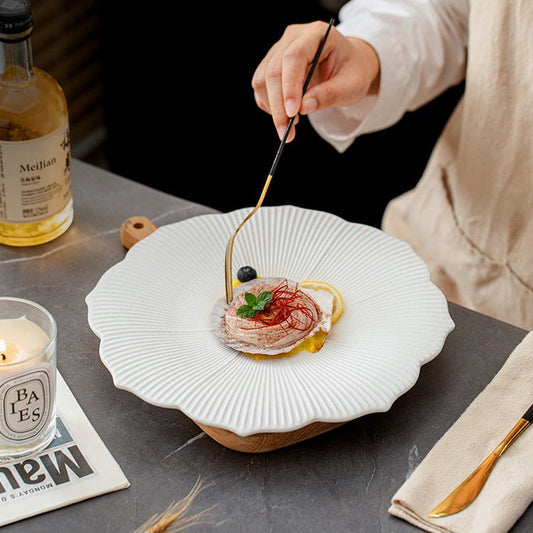 Inspired by nature’s floral beauty, this artisanal plate features a flower-shaped design with fine radial grooves and soft scalloped edges, providing an elevated visual appeal that enhances any culinary creation.